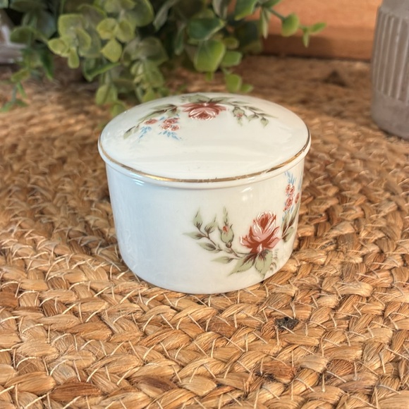 Leart, Floral Ceramic Round Trinket Box - Picture 4 of 11